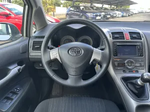 TOYOTA AURIS 1.3 l VVT-i 100ch 