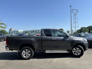 TOYOTA HILUX 2.4 D-4D 150ch King Cabine 4WD Echange Possible